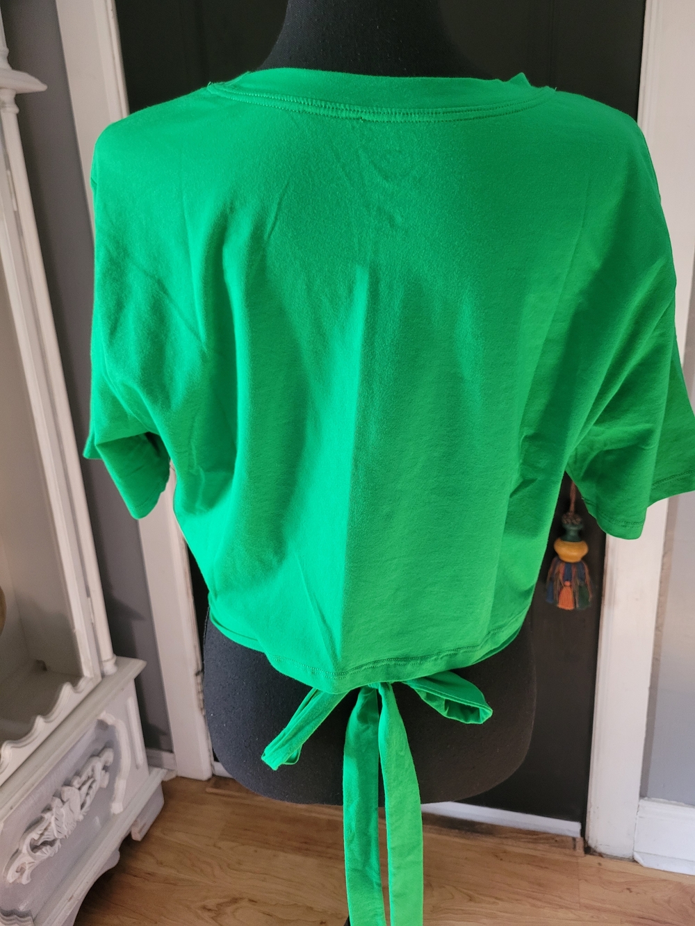 New York & Company Green Short Sleeve Crop Tee - Picture 3 of 4
